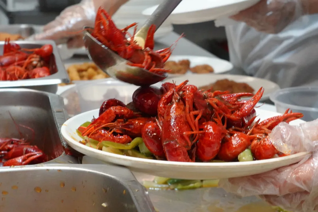 登陸交大食堂！香辣、蒜蓉、十三香小龍蝦……真炫不下啦！